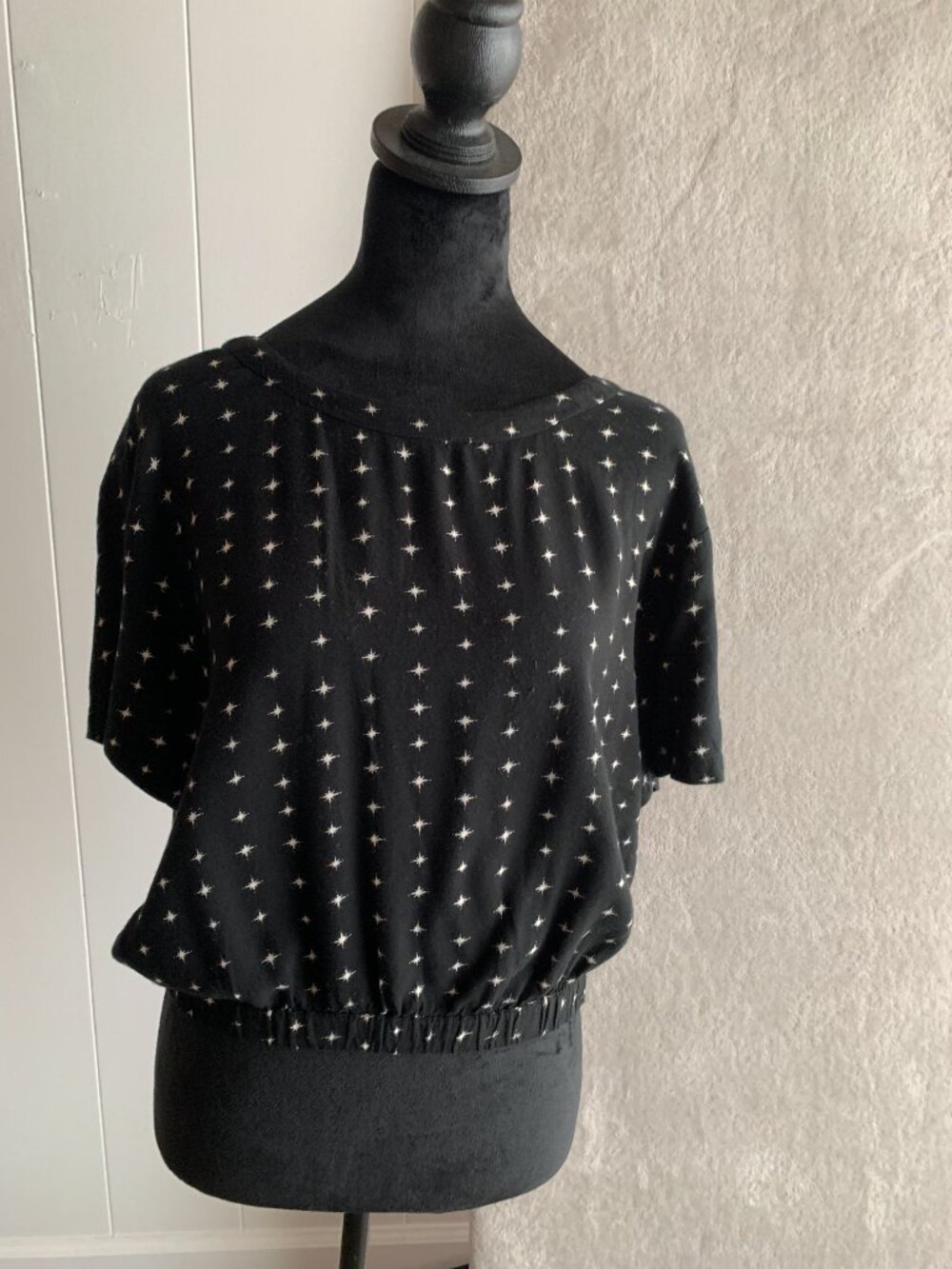 RVCA XL black blouse/top open back w/tie elastic waist white star print cap soft